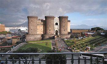 Al Maschio Angioino - Castel Nuovo Naples